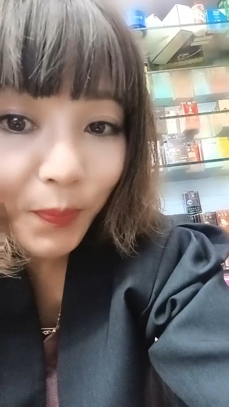 超市老板娘在店里偷偷的骚，全程露脸店里来人了都不知道，还给狼友看奶子和逼呢，开档黑丝夹着跳蛋漏着奶子-福利好好看