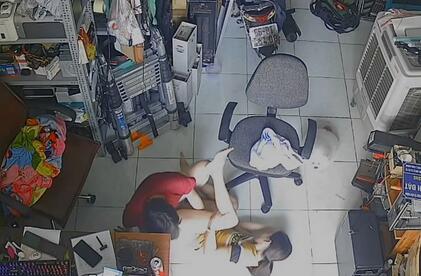 黑客破解摄像头监控偷拍❤️电脑维修店内夫妻口爆啪啪超刺激-福利好好看