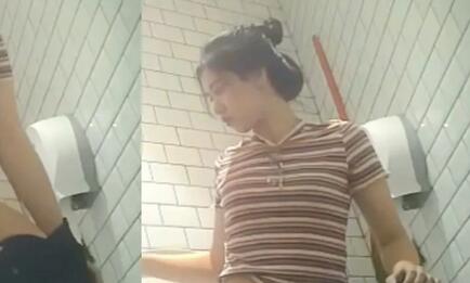 正面偷拍小姐尿尿其中几个妹子怕脏不敢坐着尿-福利好好看