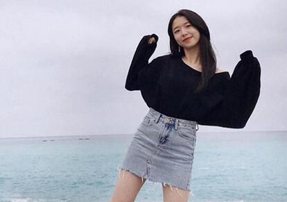 周末加班偷拍公司里的美女同事,这幺纯的妹子下面黑的一塌糊涂-福利好好看