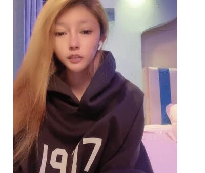 金发性感网红女神！独自一人酒店自慰！展示美足拨开内裤掰穴，揉搓无毛骚逼，振动棒抽插爽翻-福利好好看