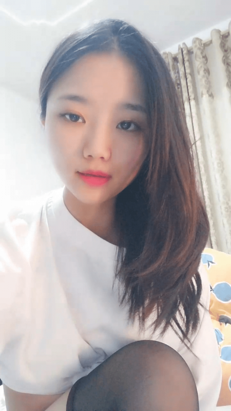 甜美女生深夜陪狼友嗨，全程露脸性感诱惑，听狼友指挥揉奶玩逼展示粉嫩骚穴，自己抠逼浪叫，呻吟可射冒白浆-福利好好看