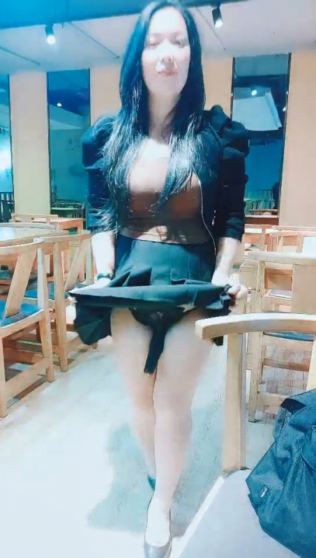 书屋里的淫荡，这少妇无敌了，别人在桌子上看书她偷着和狼友玩大转盘，奶头夹乳交，逼逼夹大黑牛阴蒂风油精-福利好好看
