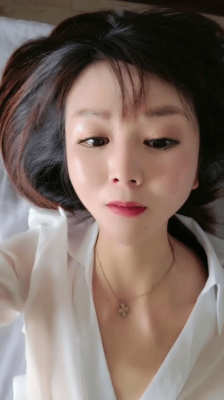 漂亮制服美少妇，真空黑丝也掩盖不住粉穴，跳蛋自慰骚水不少，大黑牛震动-福利好好看