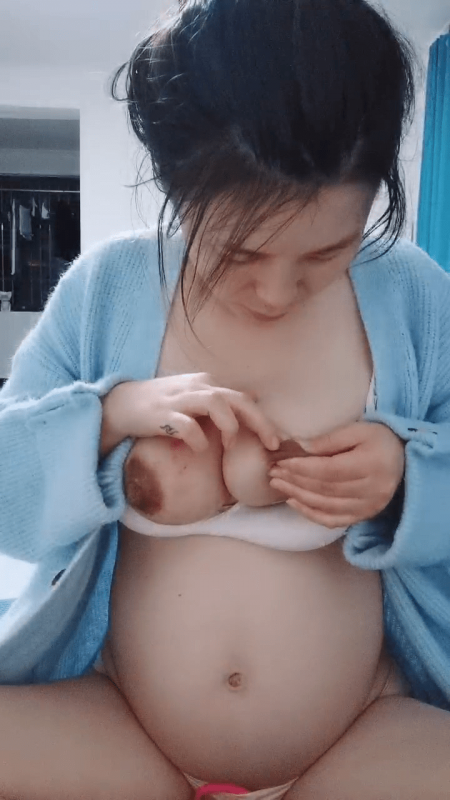 孕妇来了啊，全程露脸胀挺的大奶子比心诱惑，伸着舌头要舔狼友的大鸡巴，逼逼好大跳蛋自慰呻吟掰开给狼友看-福利好好看