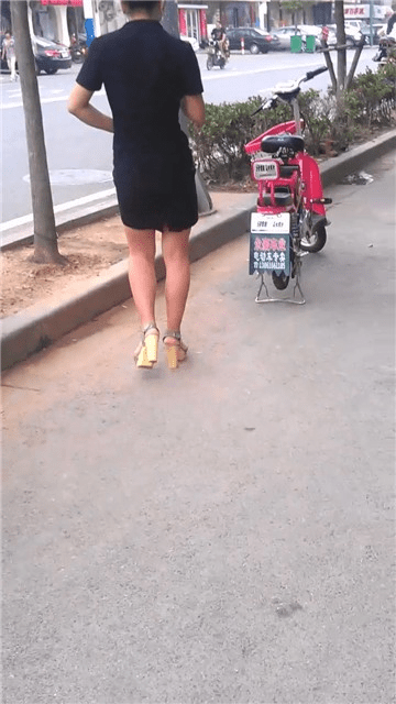 小县城偷拍高跟短裙电信营业员肥美的鲍鱼和结实浑圆大屁股!-福利好好看