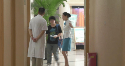医院那么多人☝大神冒死闯进医院女厕拍到一个超漂亮的服务台护士，毛毛真多❤️❤️（原档）-福利好好看