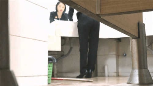 办公楼超近距离贴B拍❤️制服高跟少妇的小黑鲍-福利好好看
