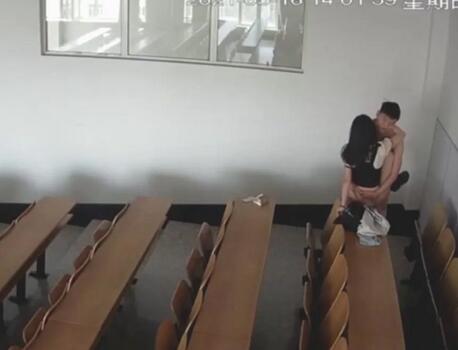 一对情侣跑到自习室打野炮，谁想值班室正好有人看着摄像头，等着学校处分吧✌-福利好好看