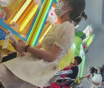 和男朋友一起玩游戏的白裙女孩,那高耸的胸部和宽松的衣领-福利好好看