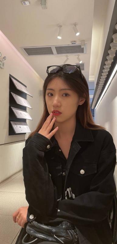 大學乖乖女被男友爆操性愛流出4P+2V-福利好好看