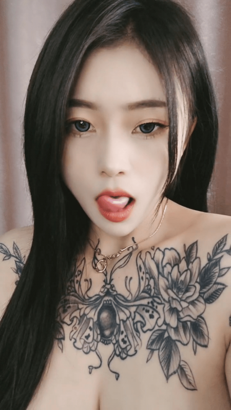极品大奶女神全程露脸跟狼友互动撩骚直播大秀，性感纹身自己揉着奶子摸着逼伸着舌头要舔狼友大鸡巴精彩刺激-福利好好看