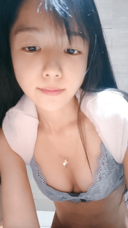 高颜值校花女神又来了，全程露脸厕所偷偷的骚，尿完尿脱掉上衣陪狼友骚，一边玩着奶头一边抠逼精彩又刺激-福利好好看