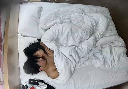 元旦放假连续开房的打工情侣退房前干一炮女友还给穿袜子-福利好好看