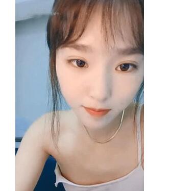 如此清纯又漂亮的嫩妹子,竟然还能这幺玩,被猥琐大叔给操了,还被爆菊!一整串珠子能全部塞进B里,里边空间好大啊-福利好好看