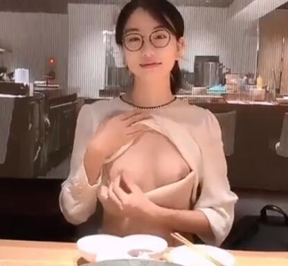 《极品反差女神推荐》高颜值反差婊吴梦菲全集泄密人前女神背后骚母狗眼镜戴的越大越骚-撸先生