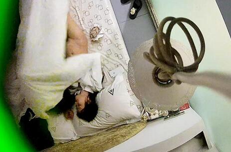 目前酒店偷拍到最漂亮的妹子之一,男生是校草,女生是校花!小美眉还穿着学生裙丝袜笔直的美腿,美中不足的是他俩在被窝里打炮-福利好好看