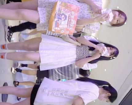 3个美女裙底风光外表高冷实则闷骚麻花辫靓妹透明爱心粉内裤全是浓密黑毛-福利好好看