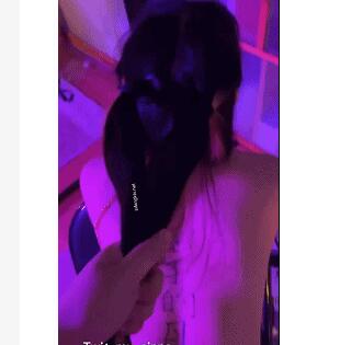 BU难得露脸！00后双马尾辫可爱萝莉被大神调教得那个乖巧啊，怎幺玩都行，吃鸡SM撒尿喝尿操，为了生活甘愿当大叔的性奴隶-福利好好看