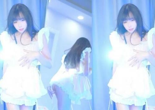 《最新顶流㊙️网红泄密》千元定制B站颜值热舞主播极品女神嫩妹[咬一口兔娘ovo]金主私定~流行BGM脱衣裸舞~绝对带感-福利好好看