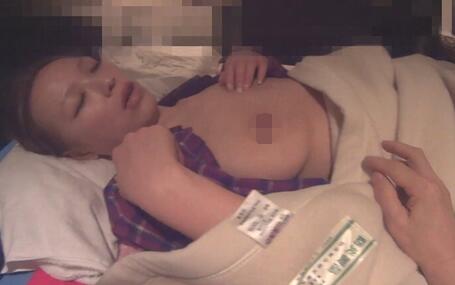 迷翻大奶子少妇趁她睡着偷偷掰开她的大肥鲍猛插-福利好好看