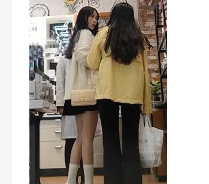 大神干了我想干但是不敢干的事!溜街偶遇175CM大长腿女神和闺蜜逛街,肉色丝袜,超模的颜值,怼着屁股拍,太刺激-福利好好看