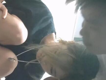 全景姐姐尿尿的时候弟弟跑过来要看她的逼,姐姐生气的骂-福利好好看