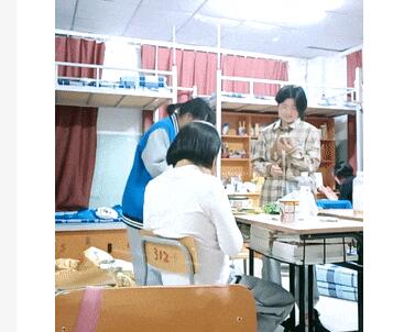 校园宿舍！[妍贝贝]寝室内，趁室友们都不在，学妹偷偷漏出，真实，舍友一直聊天，还有些放不开~！~撸管佳作-福利好好看