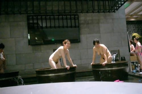 澡堂子内部员工到处游走偷拍年轻的少妇洗澡泡汤-福利好好看