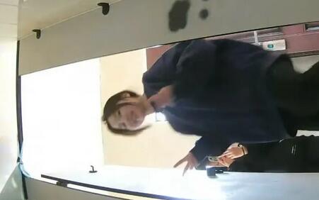 高校女后拍青春靓丽学妹妹子咋回事找来同学在门口摆拍-福利好好看