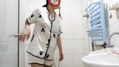 放假去表哥家玩浴室偷拍表嫂洗澡还挺会保养的洗完澡往身上摸润肤露-福利好好看