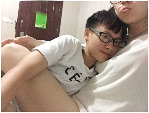 国内罕见真实女同性恋做爱自拍流出,短发假小子和她妩媚的尤物女朋友互摸扣逼做爱,舒服的颜神迷离,手上全是水-福利好好看