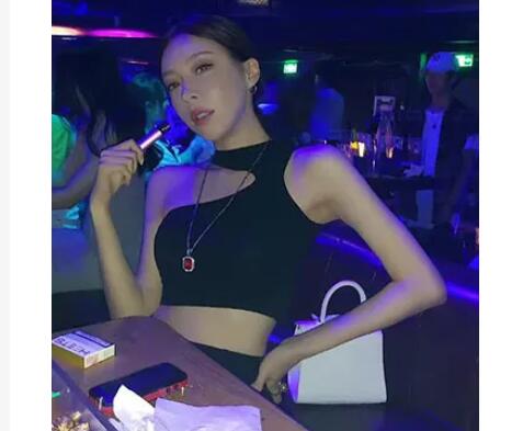 重磅推荐！[顶级泄密]北京三里屯大眼短发小网红模特，和金主援交吃鸡啪啪视频流出，短发好看极了，长大嘴巴叫床-福利好好看