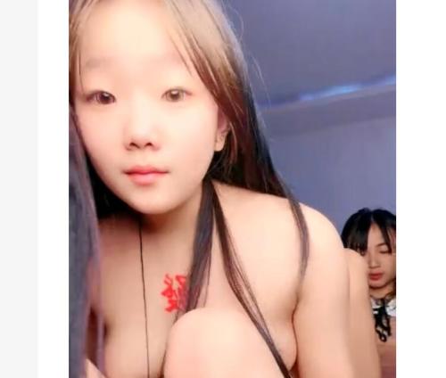 两个极品嫩妹全程露脸大秀直播一起嗨，性感粉嫩无毛逼双头道具互相抽插-福利好好看