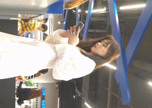 购物中心近距离抄底正在买单的时尚小姐姐把BB勒的很紧的小骚内-福利好好看