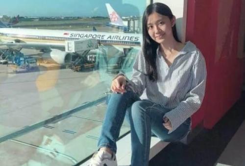 c《p极品泄密魔手外购》近水楼台先得月第五期！校内研究生女同学方便多角度~附生活照-福利好好看