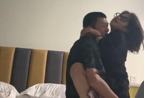 《最新流出✿约炮大神》“不要啊求你了”对白刺激~刺青帅小伙露脸霸王硬上弓3位年轻漂亮小姐姐人生赢家啊x遍了所有类型妹子-福利好好看