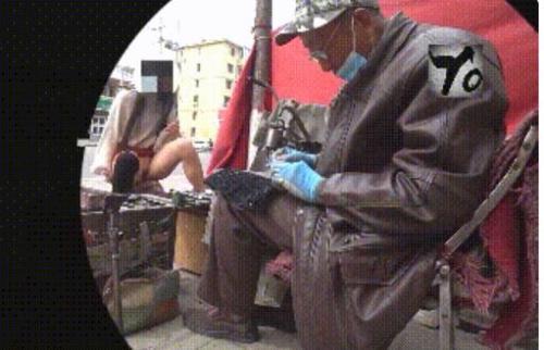 极品露出大爷这鞋能修吗多少钱大姐闹市街边修鞋边唠嗑边露出鲍鱼还紫薇不知能不能唤醒大爷多年未用的老枪-福利好好看