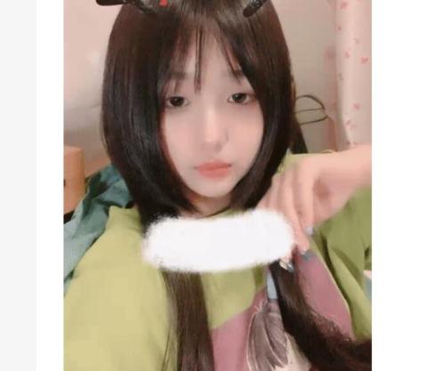 甜美呆萌00后妹妹！新人刚下海！脱光光贫乳嫩穴，玻璃黄瓜插穴，猛捅插出大姨妈-福利好好看