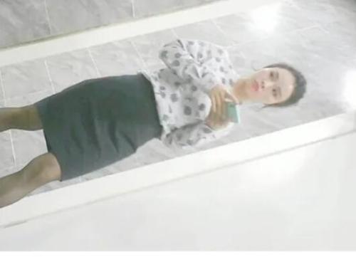 蹲守套裙装黑丝美女前台-福利好好看