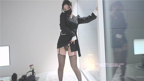 Onlyfans极品白虎网红小姐姐NANA吊带黑丝-房产经纪人的情趣内衣-福利好好看