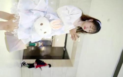YC穿公主裙甜美校花妹,浅蓝内前面透视两侧漏毛有湿痕-福利好好看