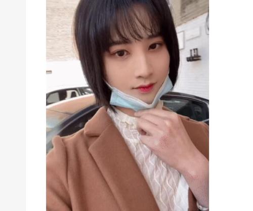 圈内网红·CD小薰·行走的艺术，穿着裙子露出，坐在路边椅子放尿，喷泉精液-福利好好看
