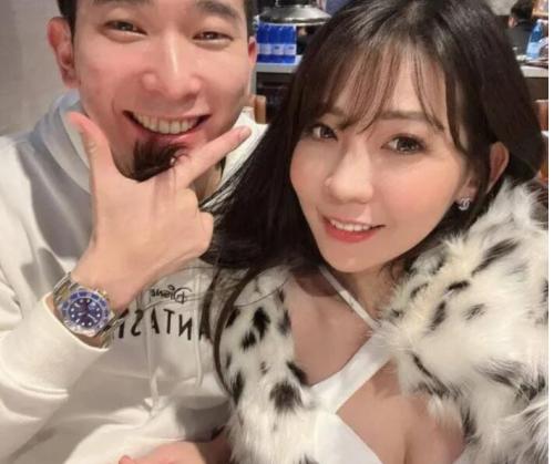 《顶级网红无水速递》传说对决!万人求购OnlyFans网红30万粉大神XINYI约炮刺青巨乳小网红娜美呻吟超给力对白-福利好好看