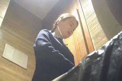 酒店女美女服务员的小嫩鲍-福利好好看