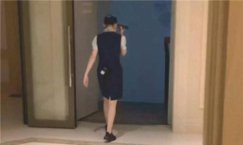 酒店女厕近距离偷窥美女服务员会呼吸的小嫩鲍-福利好好看