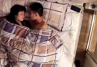 富姐半夜约炮健壮猛男满足性欲各种姿势侧入水内入进去了-福利好好看