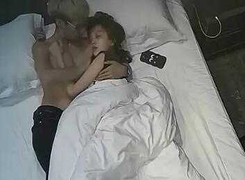 大屌小伙操漂亮女友男朋友一直玩电脑害她在床上苦等-福利好好看