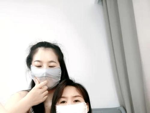 好姐妹一起玩对着镜头发骚，揉奶玩逼道具抽插，撅着屁股展示，掰开骚穴给狼友看特写，互动撩骚淫声荡语不断-福利好好看