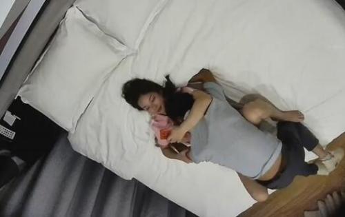 大叔凌晨酒后和年轻貌美少妇开房偷情男喝多了站不起来清醒后起来干炮-福利好好看